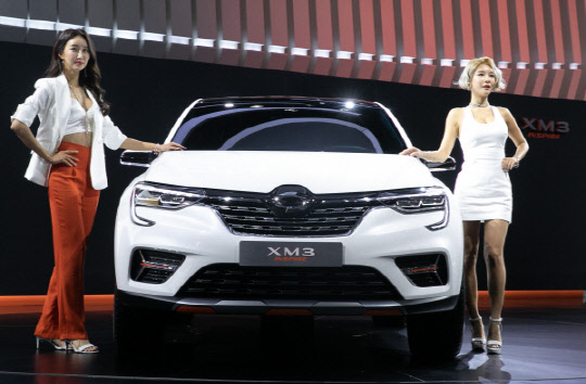 르노삼성 XM3 인스파이어28일 경기도 고양 킨텍스에서 2019 서울모터쇼 미디어 공개 행사가 열렸다. 르노삼성차 부스에서 모델들이 XM3 인스파이어와 포즈를 취하고 있다.